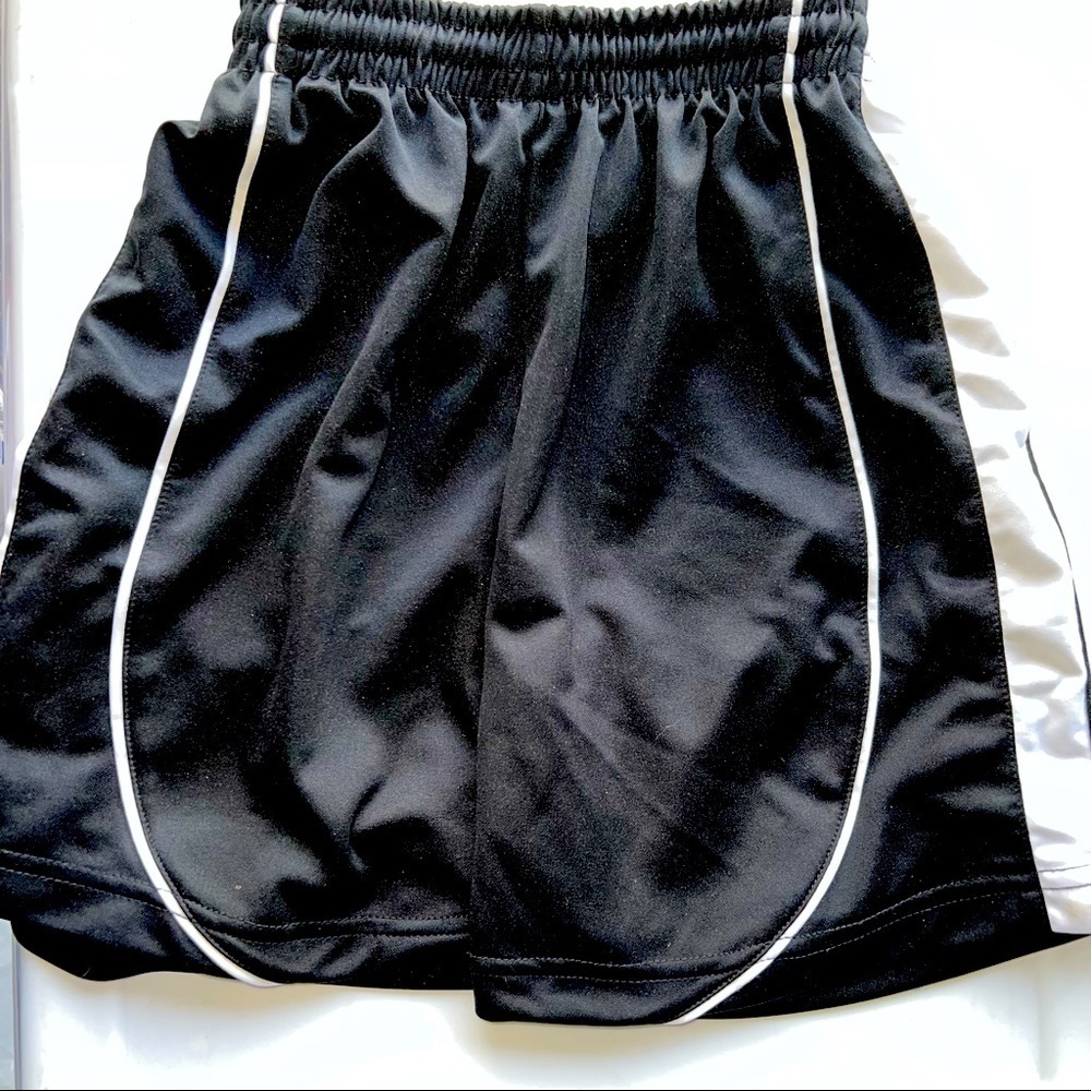 PROTIME youth medium basketball/soccer/athletic shorts in black and white